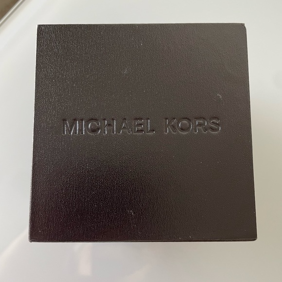 Michael Kors Watch (needs new battery) - Picture 6 of 6